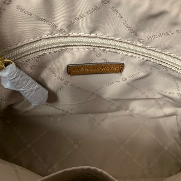 ✅NWT Michael Kors Cindy Dome Crossbody - Picture 5 of 8